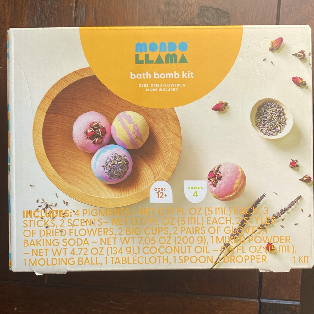 Mondo Llama bath bomb kit
